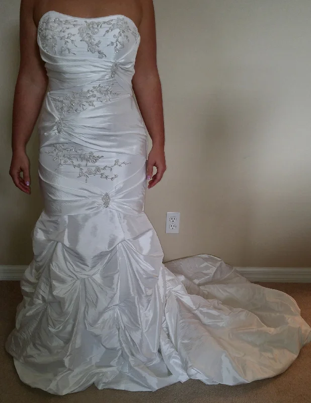 Can't Be Beat David's Bridal 1003-0257